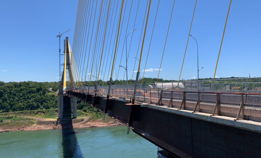 Vista lateral do trecho estaiado com os tubos antivandalismo fechados