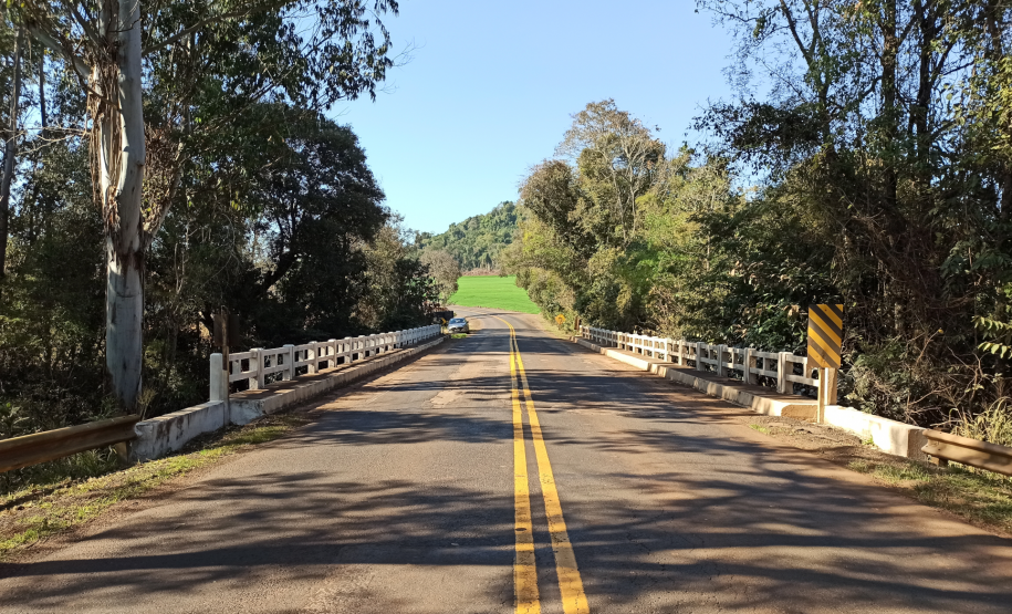 Ponte Rio Mombuco PR-281 no limite entre Salto do Lontra e Nova Esperança do Sudoeste