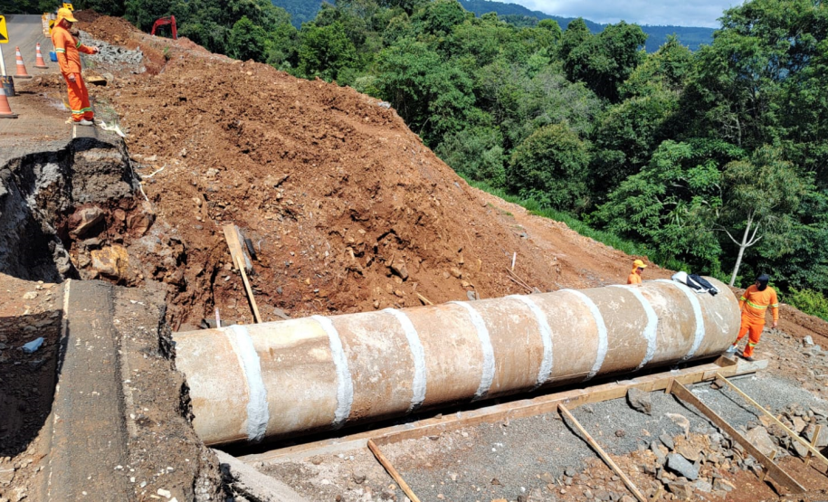 Novo bueiro de concreto em execução