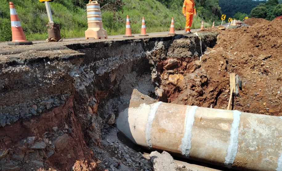 Novo bueiro de concreto em execução