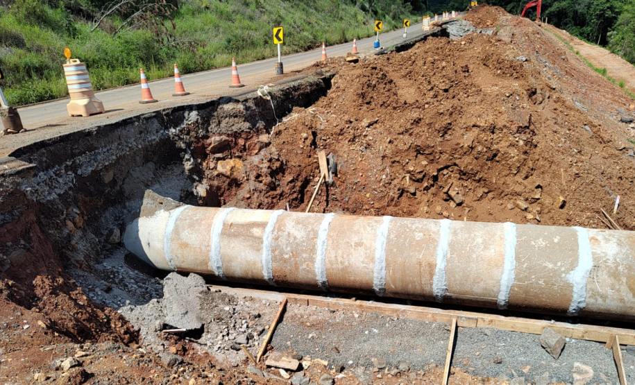 Novo bueiro de concreto em execução