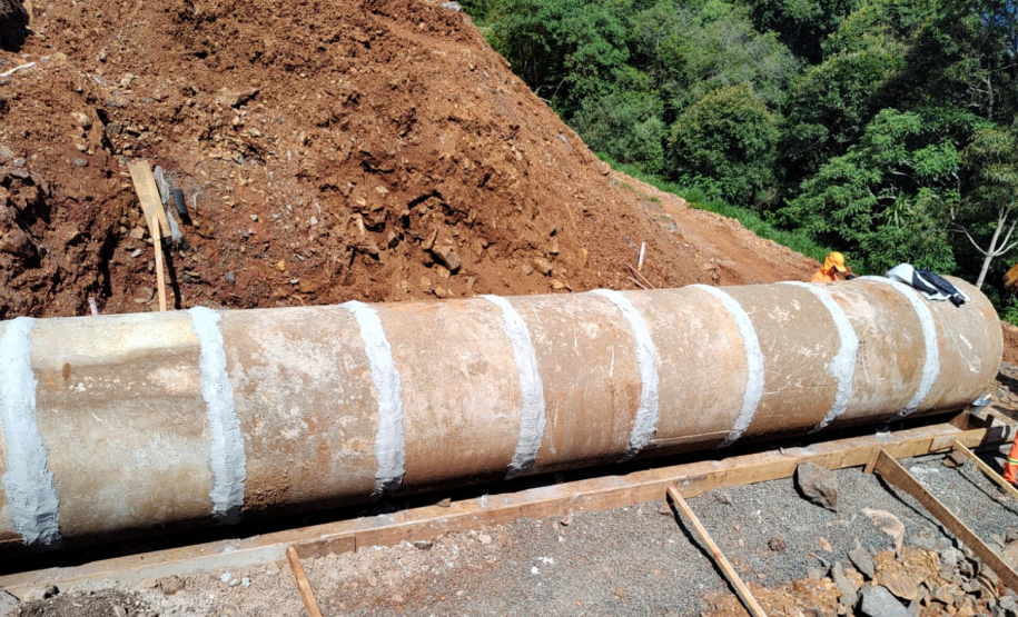 Novo bueiro de concreto em execução