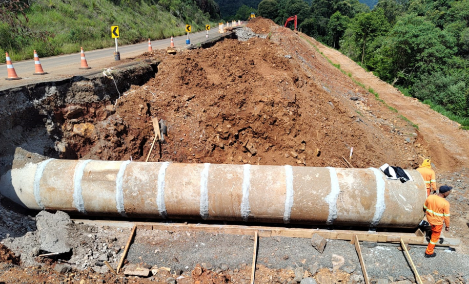 Novo bueiro de concreto em execução