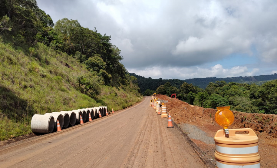 Terraplenagem em andamento em pista danificada