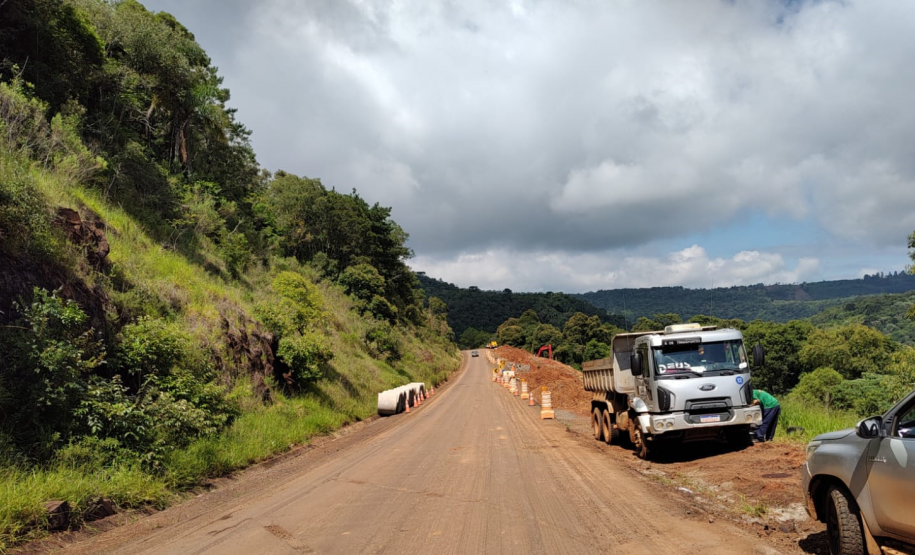 Terraplenagem em andamento em pista danificada