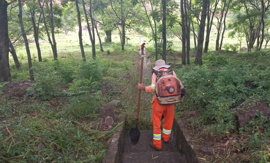 PR-444 Limpeza de sarjeta e capina manual