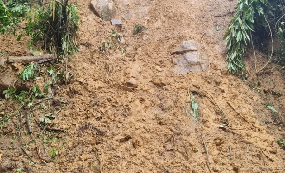 Talude atingido por deslizamento de material