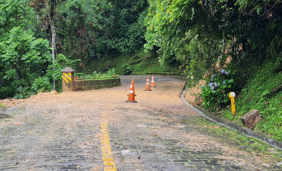 Pista no local do deslizamento de material