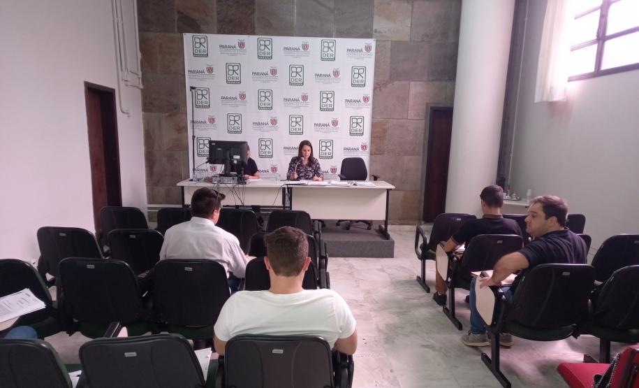 Sessão de abertura de envelopes no DER/PR