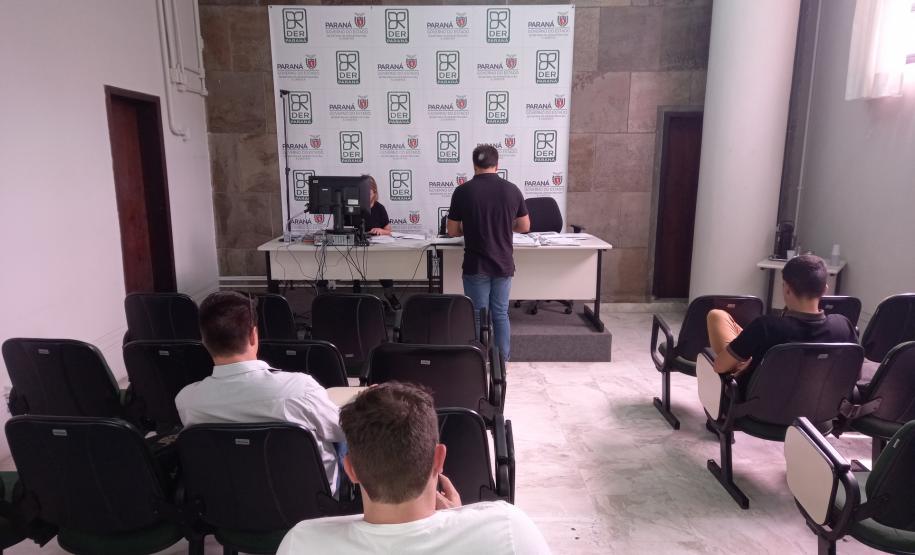 Sessão de abertura de envelopes no DER/PR