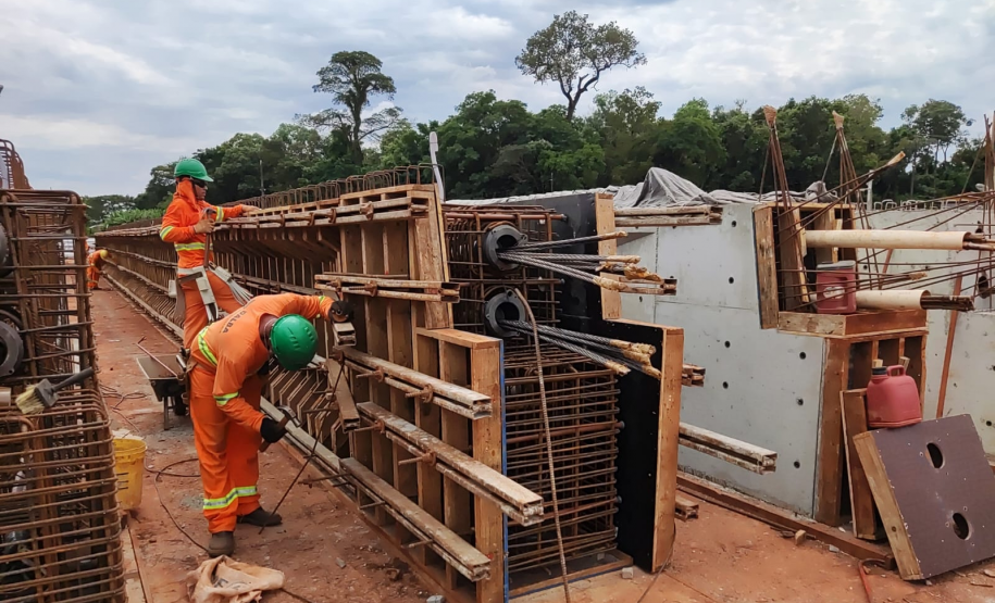BR-469 Canteiro de obras execução de vigas para viaduto