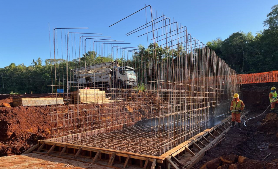 Limpeza para concretagem da laje inferior no passa fauna