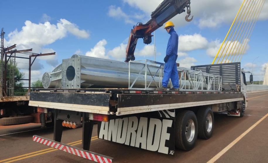 Ponte - Chegada do pórtico e semi-pórtico pertencentes a Sinalização Vertical da Ponte