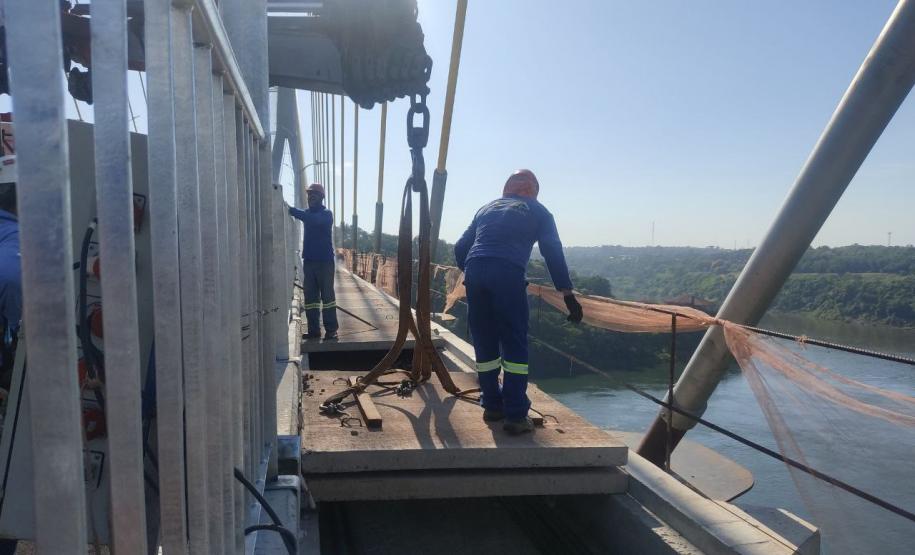 Ponte - Colocação das placas do passeio Vão central da Ponte