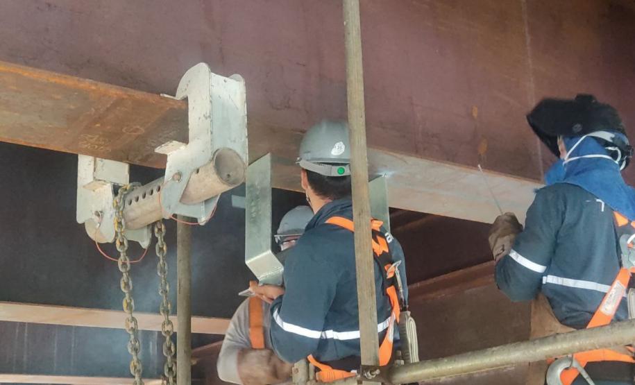 Ponte - Instalação das abraçadeiras para locação dos tubos PEAD de drenagem