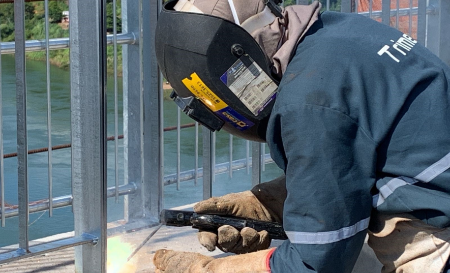 Ponte - Soldagem do guarda-corpo interno no vão central da Ponte