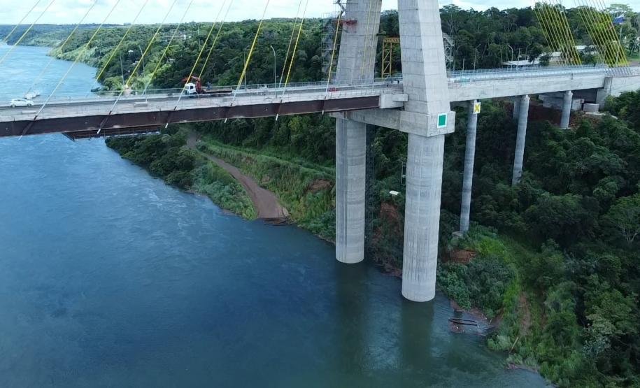 Ponte - Vista lateral lado paraguaio - Placas Sinalização Náutica instaladas