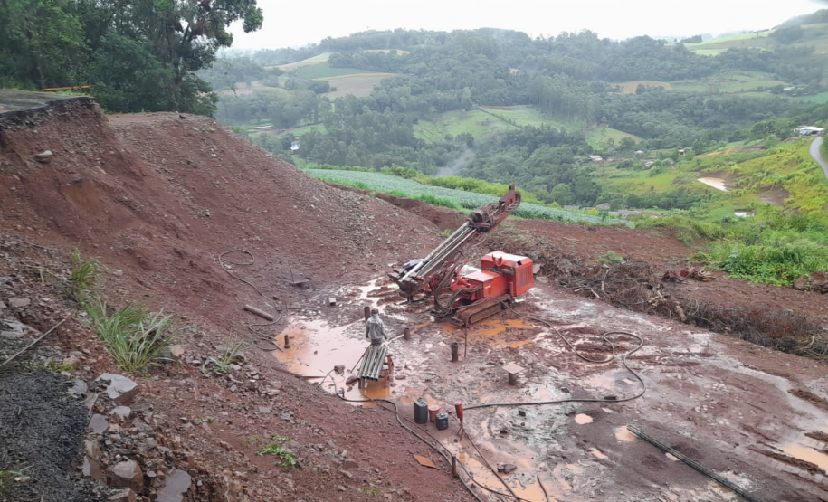 Estacas do muro de contenção da PR-182