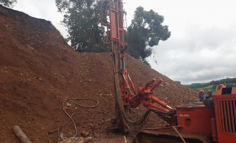 Estacas do muro de contenção da PR-182