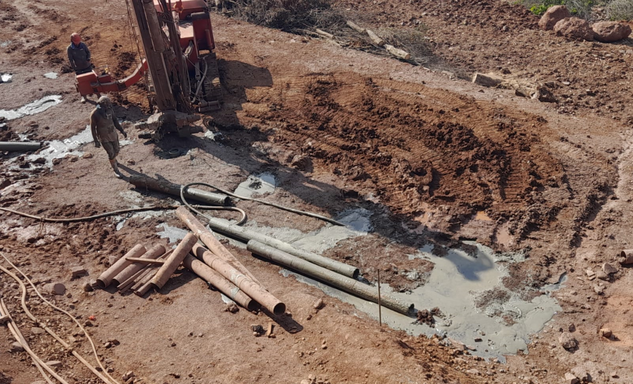 Estacas do muro de contenção da PR-182