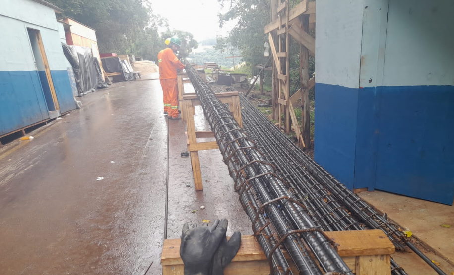 Estacas do muro de contenção da PR-182