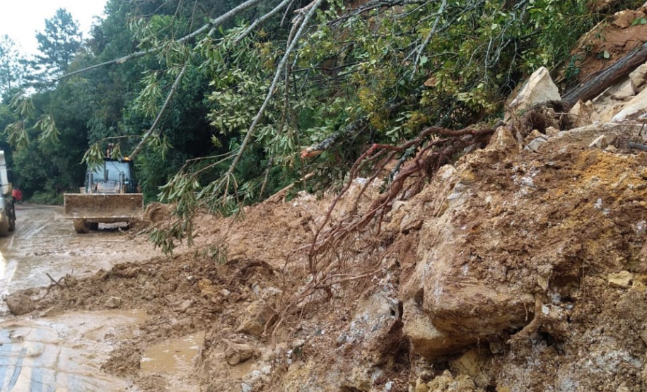 PR-340, próximo a Tibagi, queda de barreira