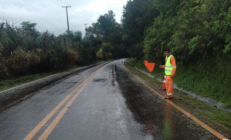 PR-340, próximo a Tibagi, sinalização próximo a queda de barreira