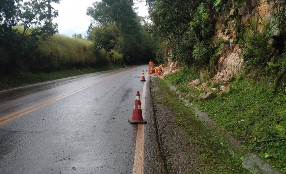 PR-340, próximo a Tibagi, limpeza de material