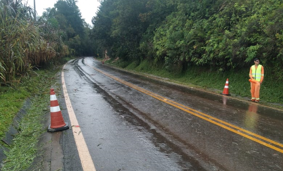 PR-340, próximo a Tibagi, sinalização próximo a queda de barreira
