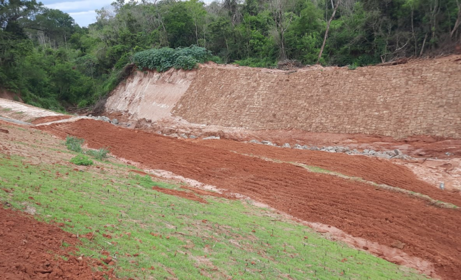 Recuperação de aterro na PR-492 em Tamboara