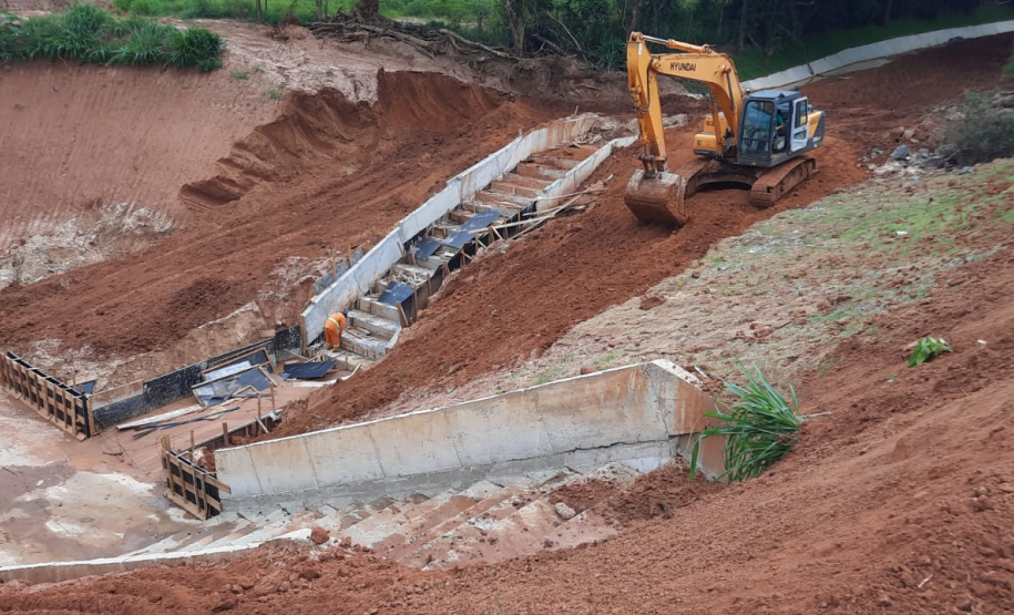 Recuperação de aterro na PR-492 em Tamboara