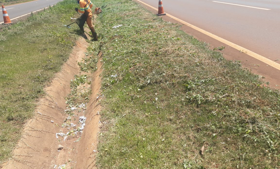 Roçada da faixa de domínio da PRC-158