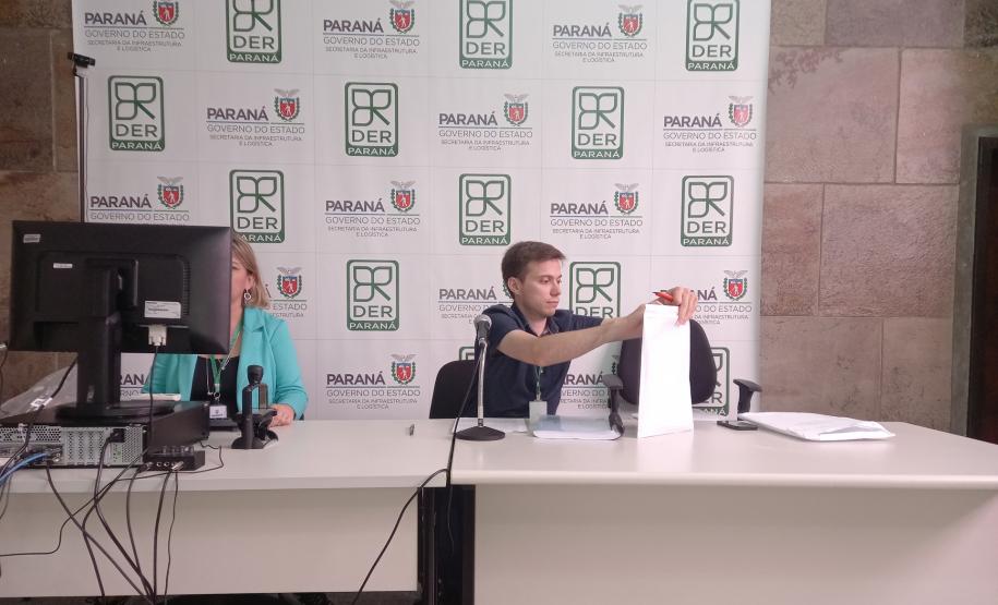 Abertura de envelopes na sede do DER/PR em Curitiba