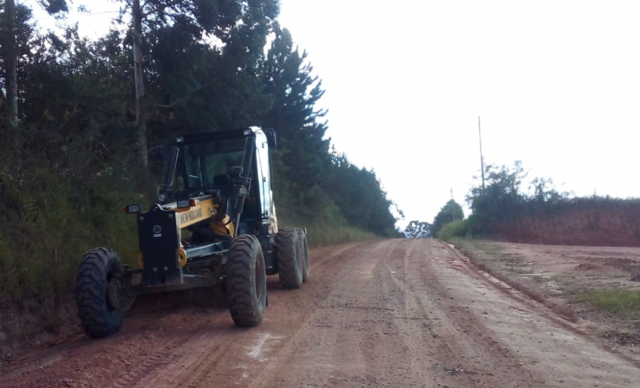 Conservação de via não pavimentada na área 03 da Superintendência Regional Leste do DER/PR