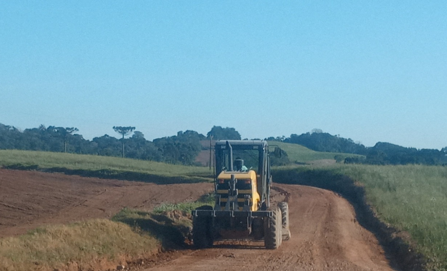 Conservação de via não pavimentada na área 03 da Superintendência Regional Leste do DER/PR