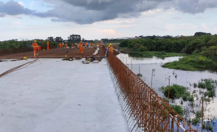 Contorno Norte de Castro - concretagem lajes Ponte do Rio Iapó