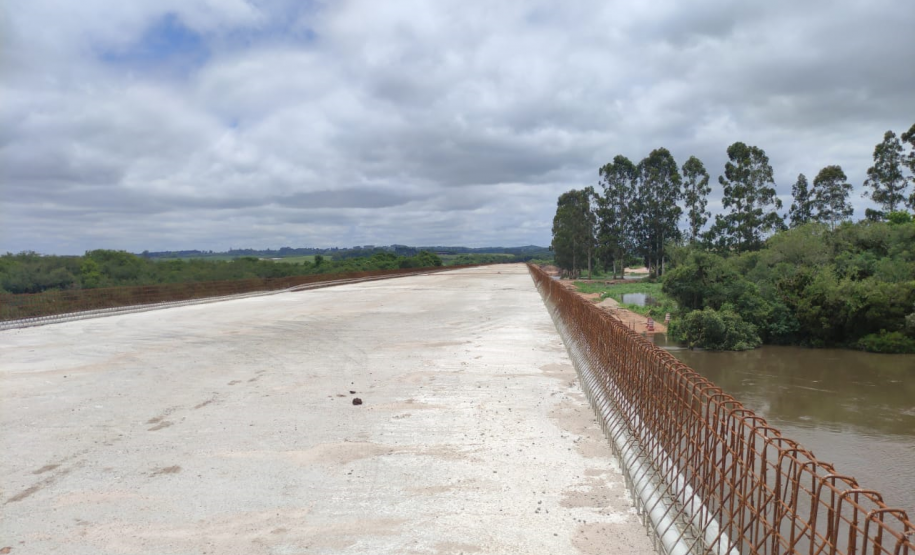 Contorno Norte de Castro - concretagem lajes Ponte do Rio Iapó