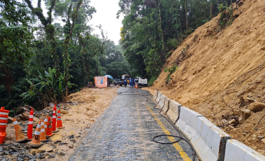 Serviços na Estrada da Graciosa nesta segunda-feira (13)