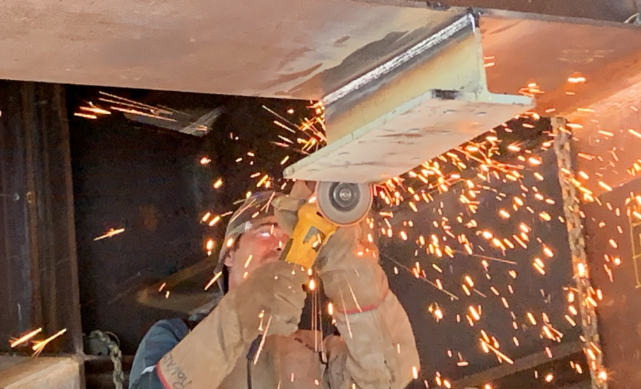 Ponte - Acabamento da solda da via de rolamento da Plataforma de Inspeção e Manutenção da Ponte