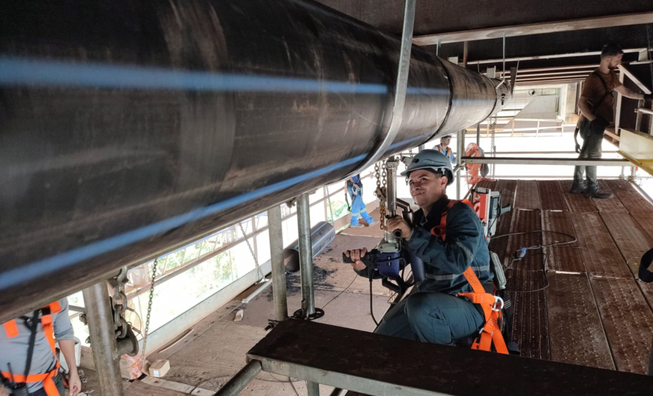 Ponte - Instalação dos tubos PEAD pertencentes ao sistema de Drenagem da Ponte