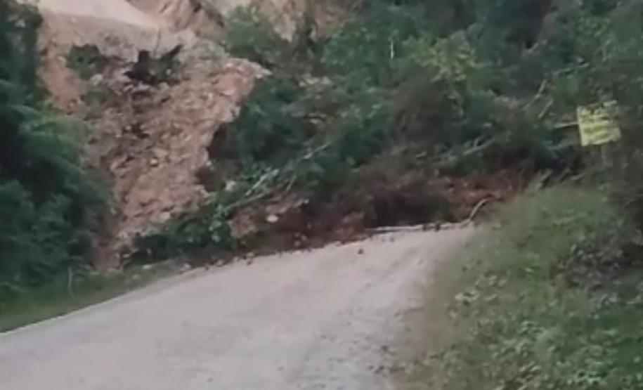 Queda de barreira no km 137 da PR-092