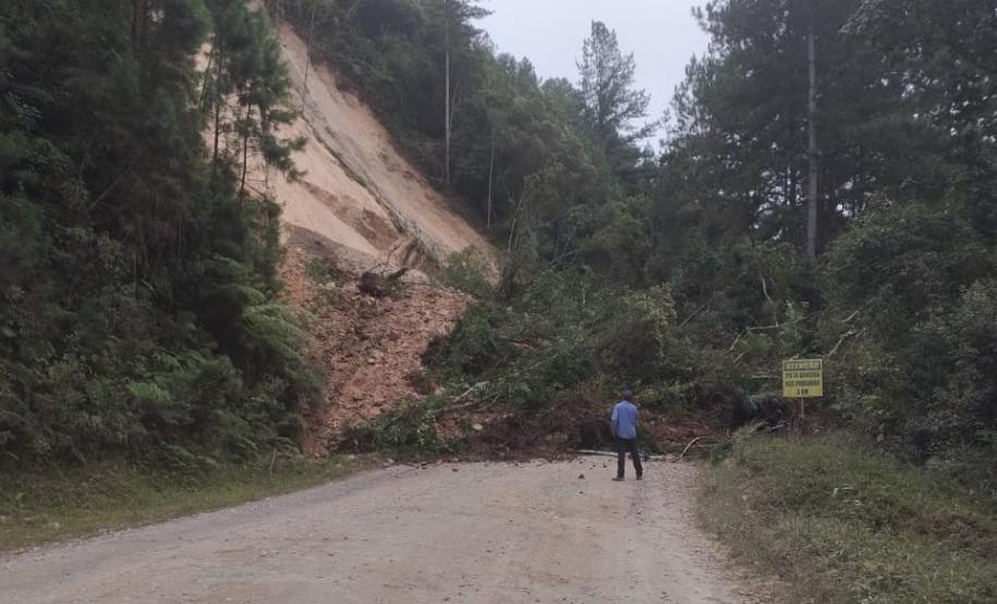 Queda de barreira na PR-092 km 137, em Doutor Ulysses