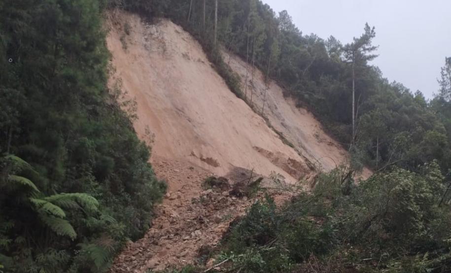 Queda de barreira na PR-092 km 137, em Doutor Ulysses