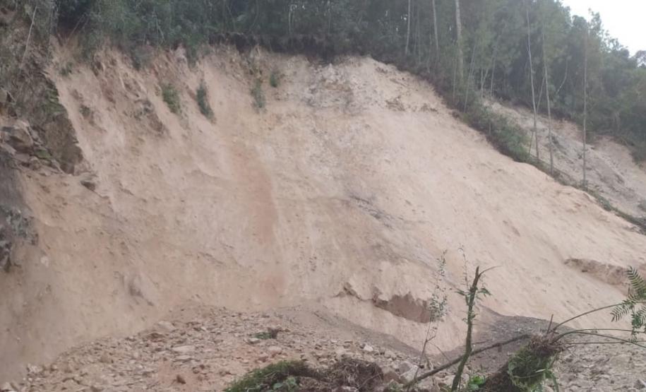 Queda de barreira na PR-092 km 137, em Doutor Ulysses