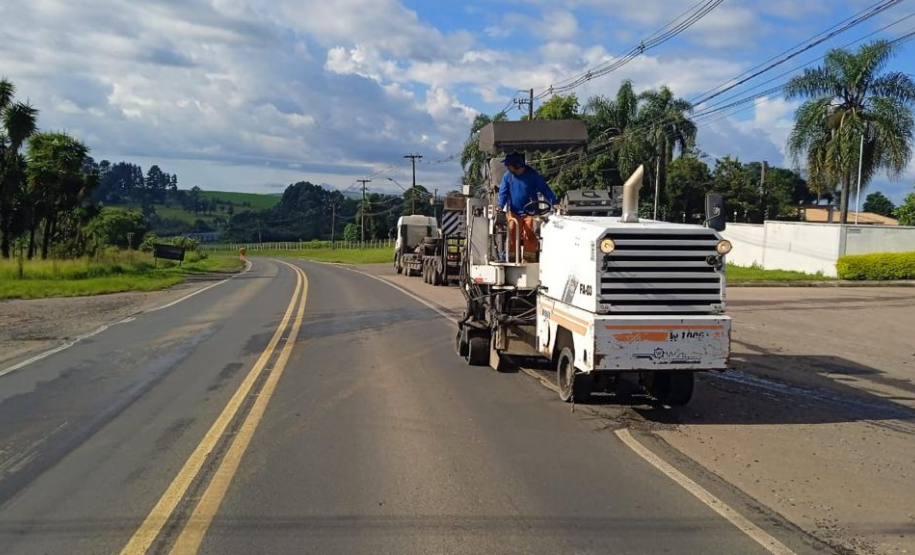 Serviços de fresagem na PR-151 entre Ponta Grossa e Palmeira