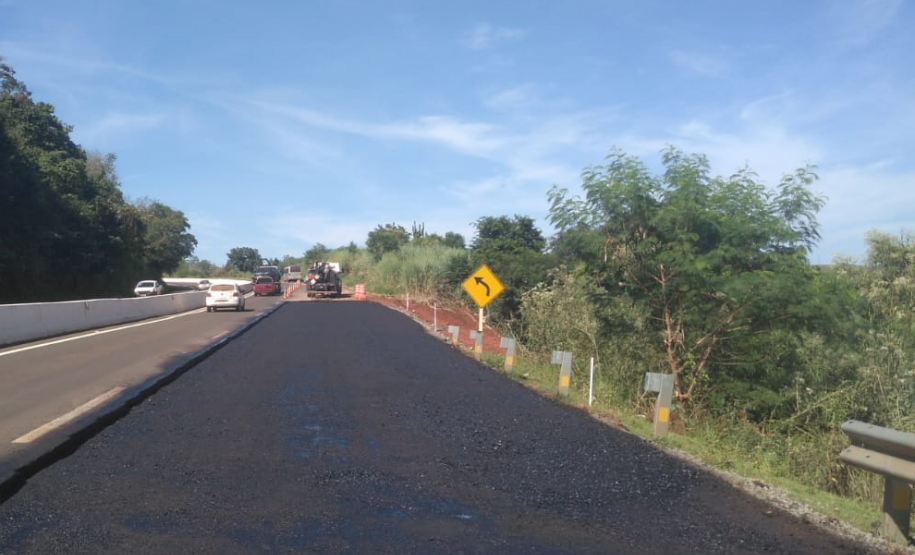 Imprimação da base do pavimento na PR-445