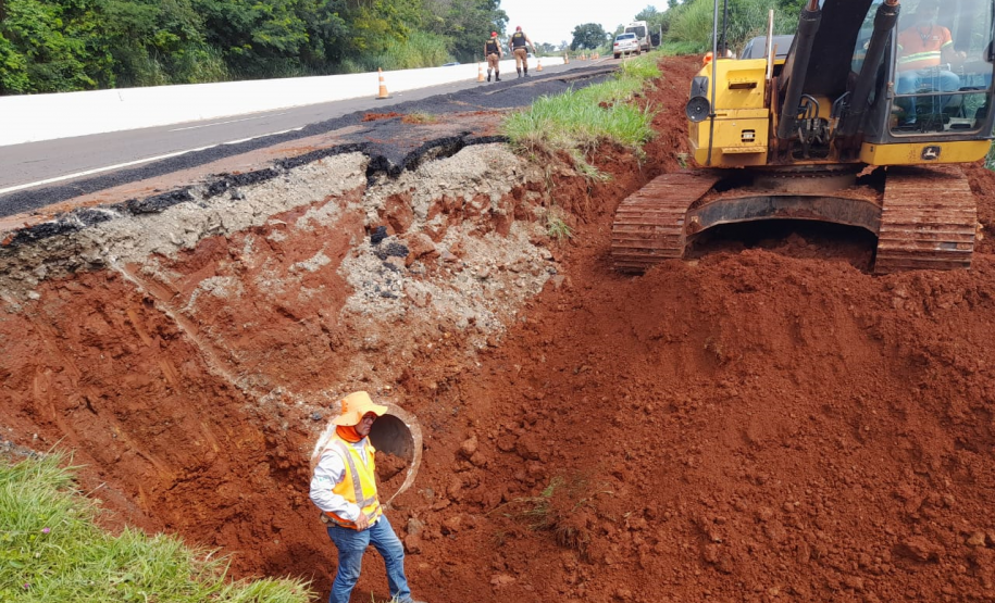 Serviços de recuperação da PR-445 em Londrina