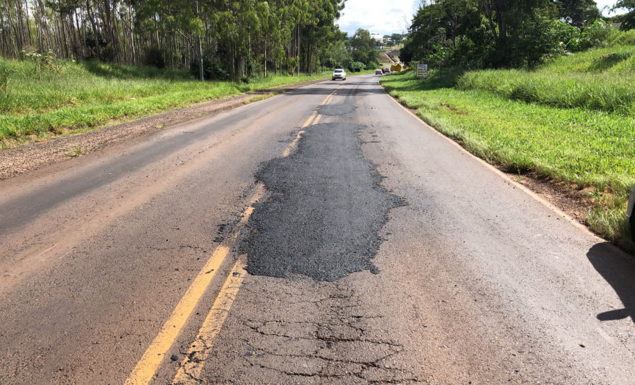 Serviços iniciais de tapa buracos emergencial na PR-463