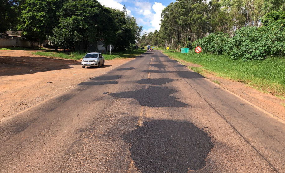 Serviços iniciais de tapa buracos emergencial na PR-463