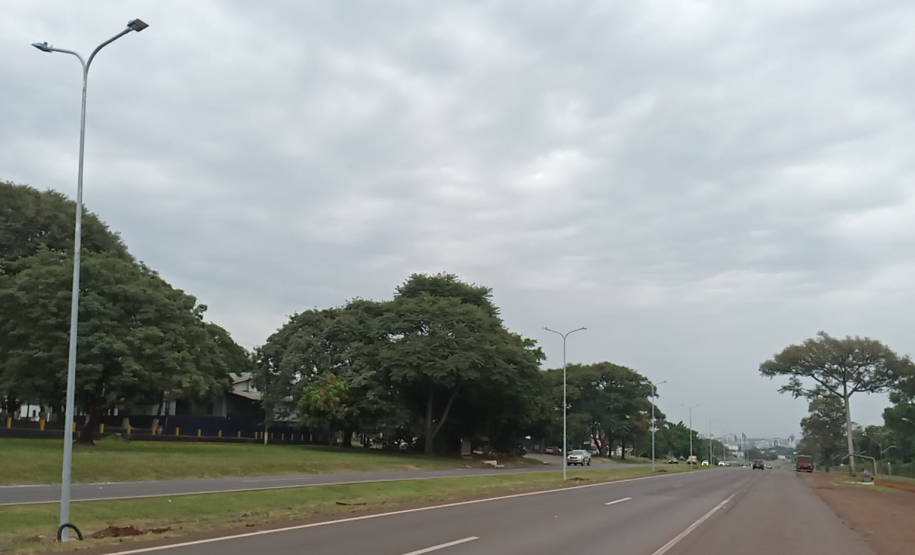 Novos postes sendo instalados na BR-277 em Foz do Iguaçu